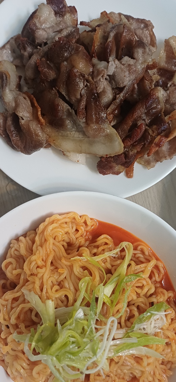 주말이니까 비빔면에 냉삼