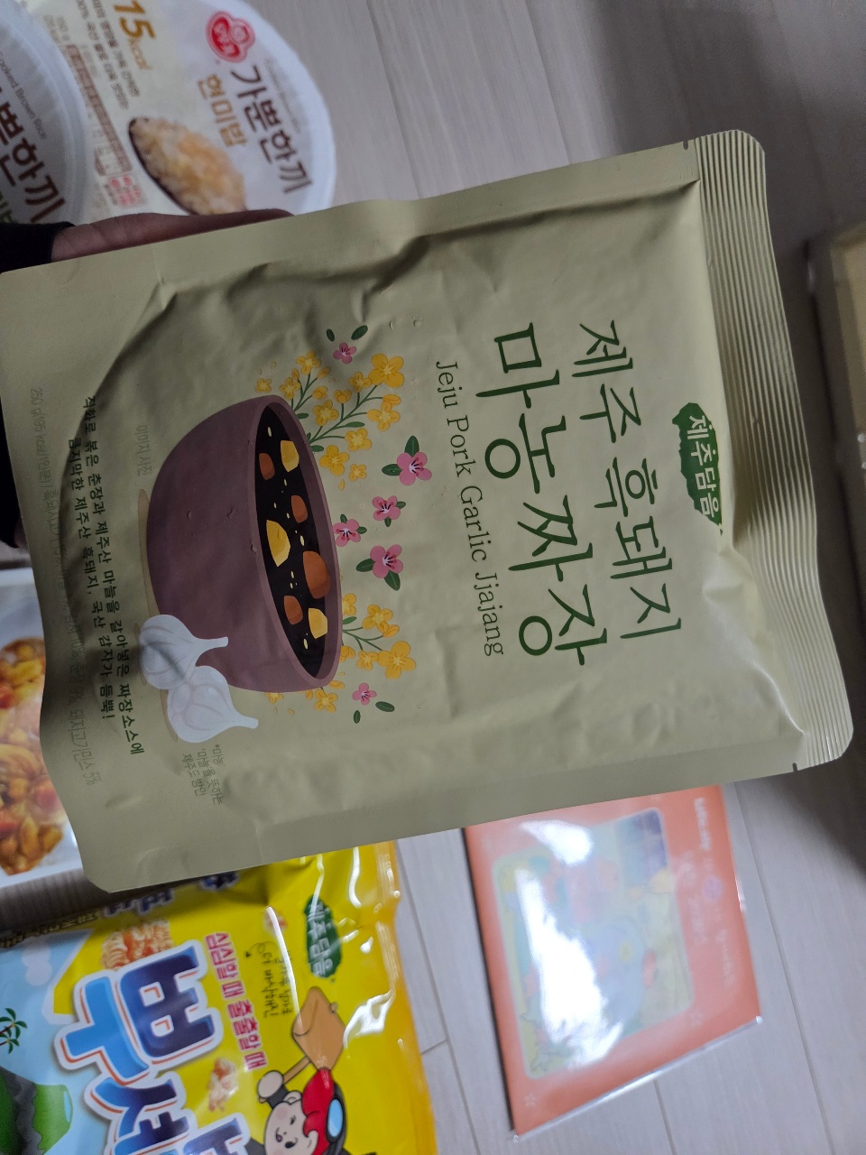식탁에 놓인 한국 과자 패키지와 간식 봉지들