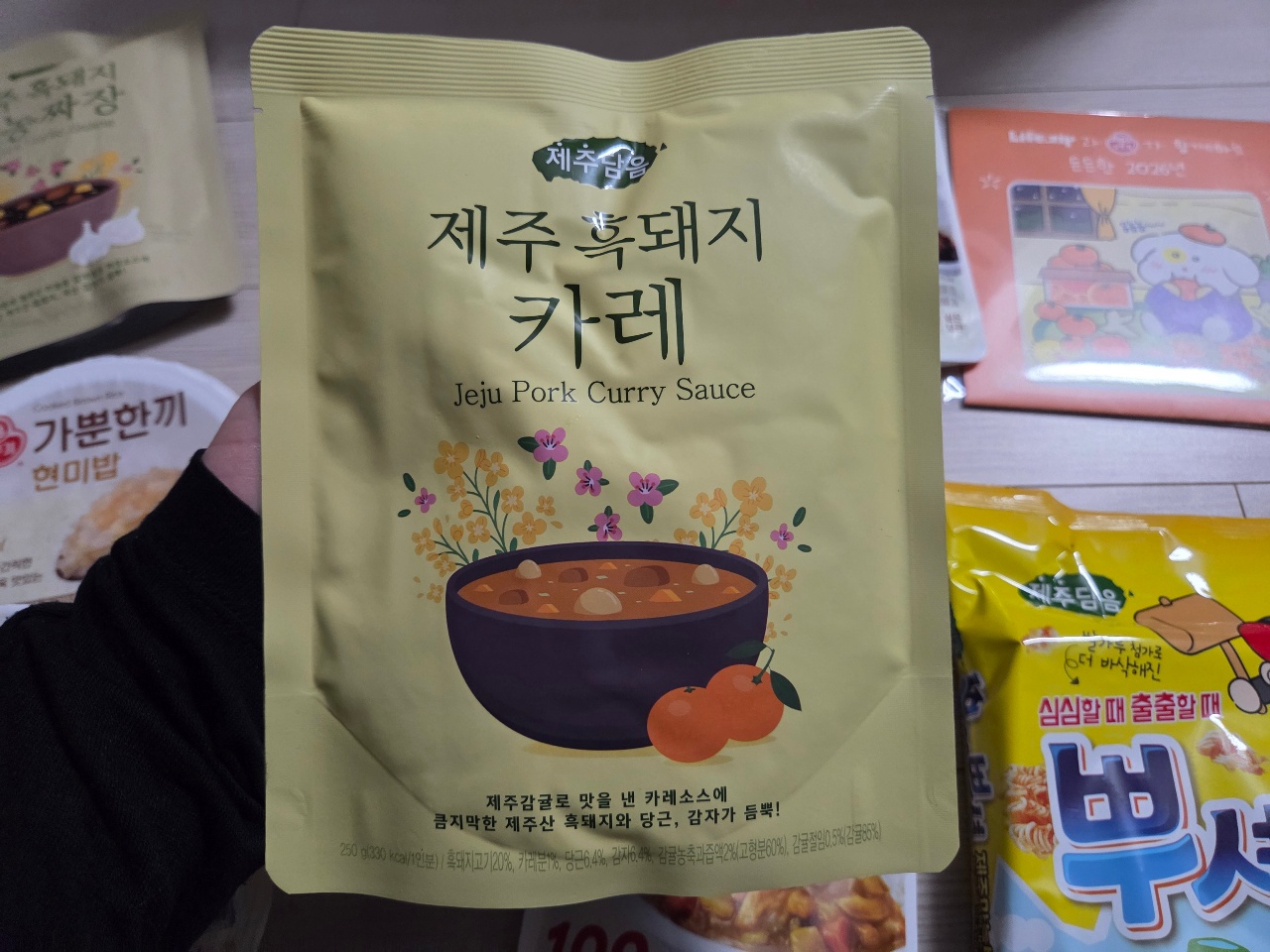 제주 흑돼지 카레 소스 패키지와 식품 구성된 식탁