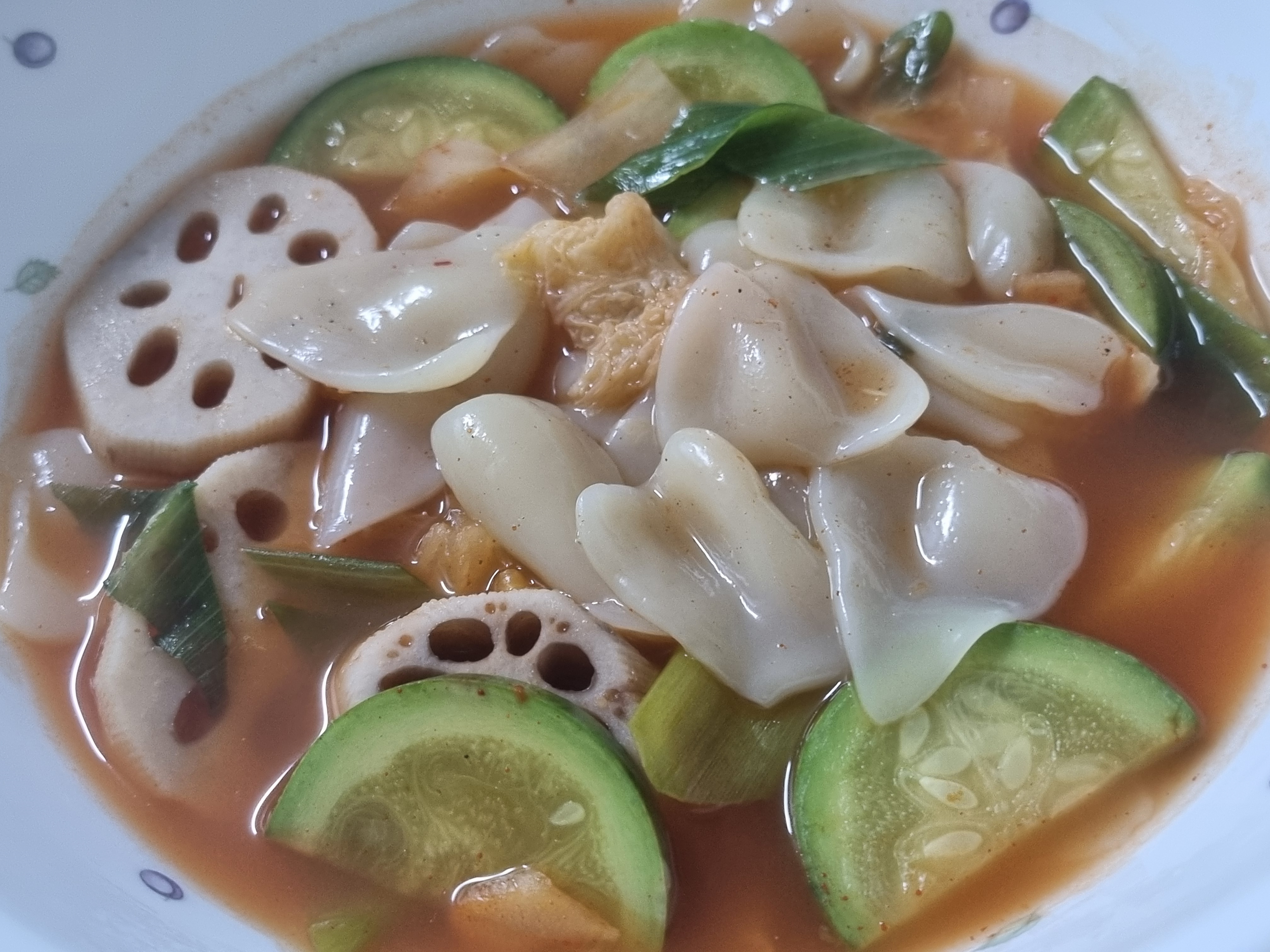 얼큰한 수제비로 뜨끈하게🥘