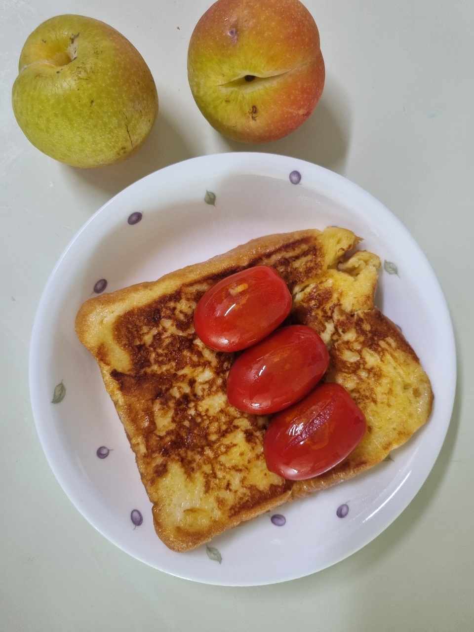 아침에 프렌치 토스트와 구운 방토