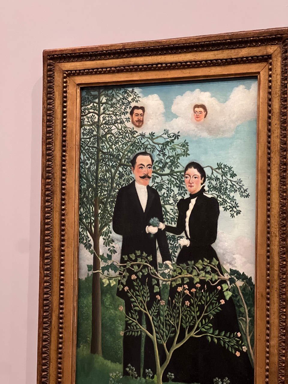 정장 남성들과 나무, 꽃이 있는 풍경화가 걸린 액자