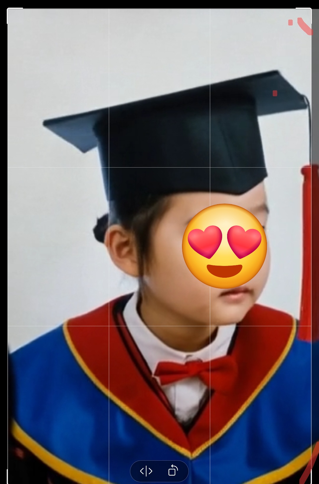 학위복을 입은 아이의 졸업식 기념 사진