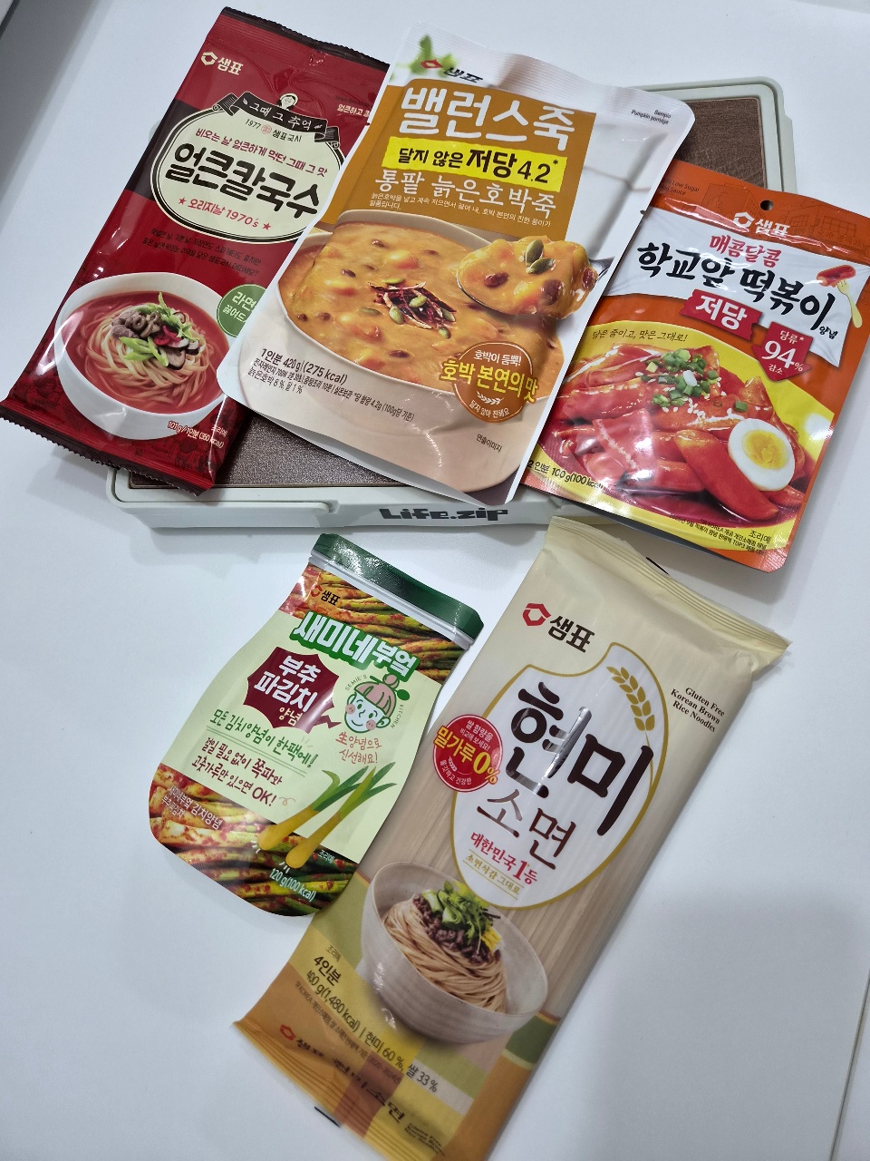 한국 라면과 국수 인스턴트 식품 패키지들