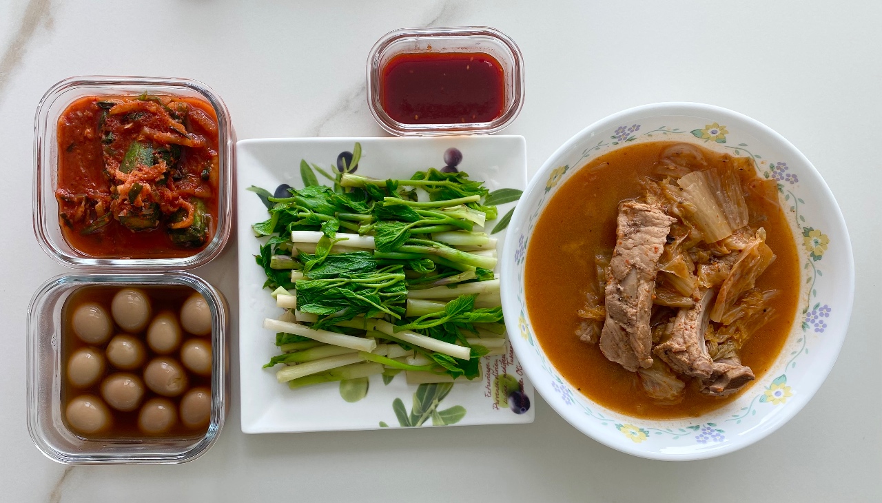 등갈비 김치찌게와 두릅