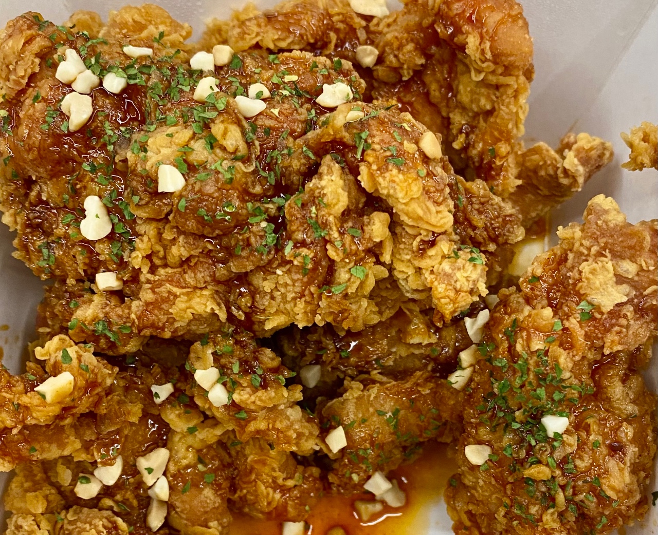 마늘과 파 토핑이 올려진 튀긴 치킨