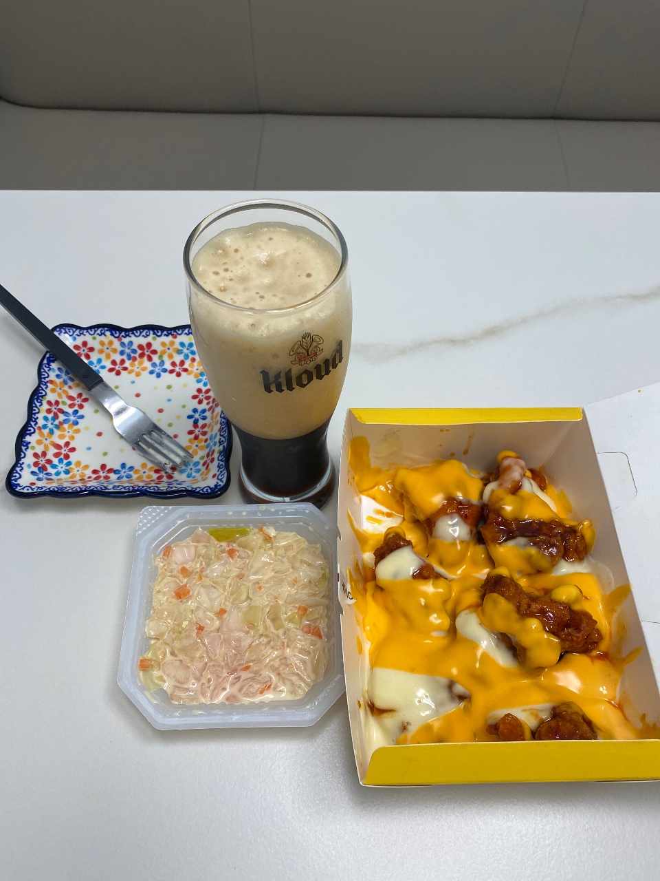 테이블에 차려진 음료, 튀김, 국수 요리