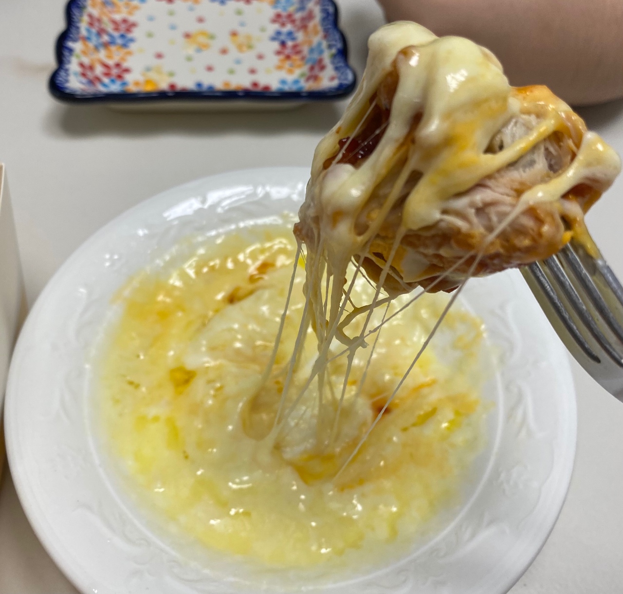 포크에 집힌 치즈가 흘러내리는 식사