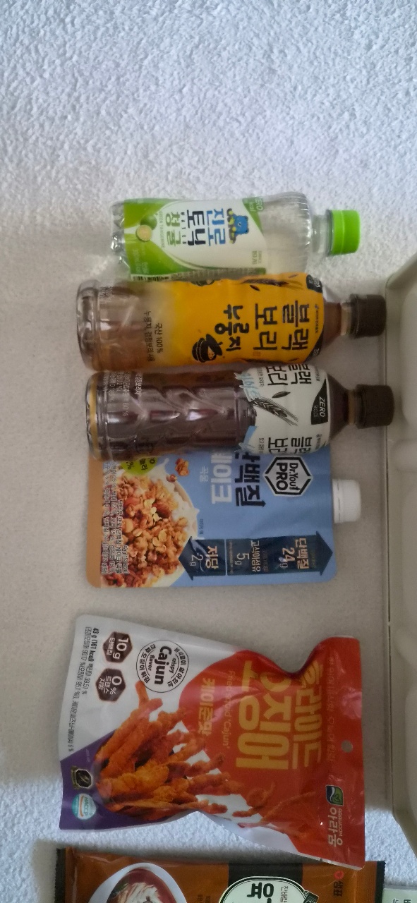 음료와 과자, 스낵이 함께 놓인 식품