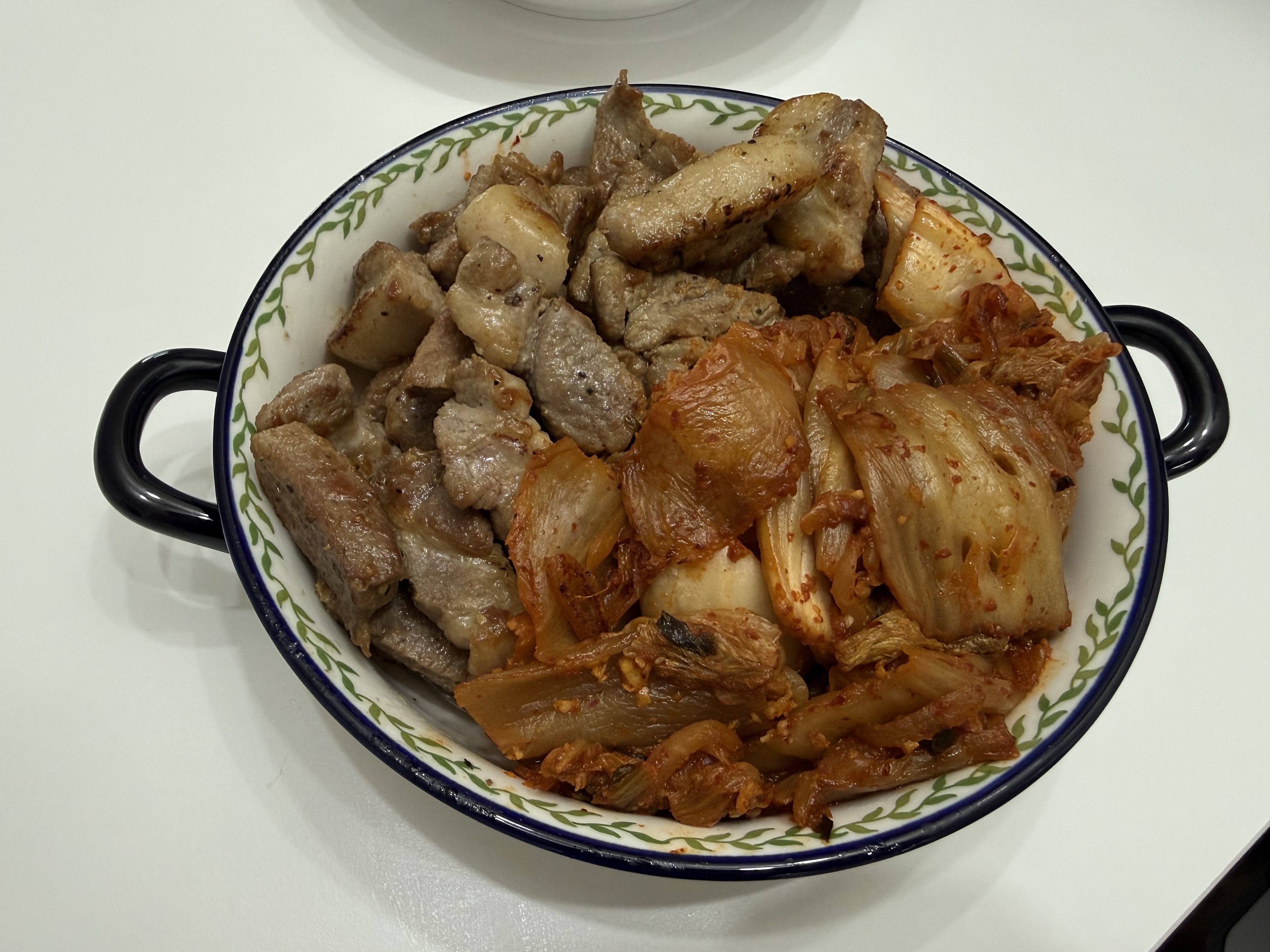 양과 닭고기를 담은 식탁 위의 그릇