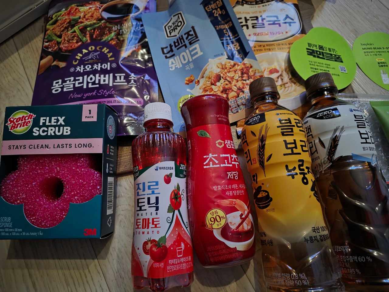 식품과 생활용품이 섞여 있는 한국 제품 모음