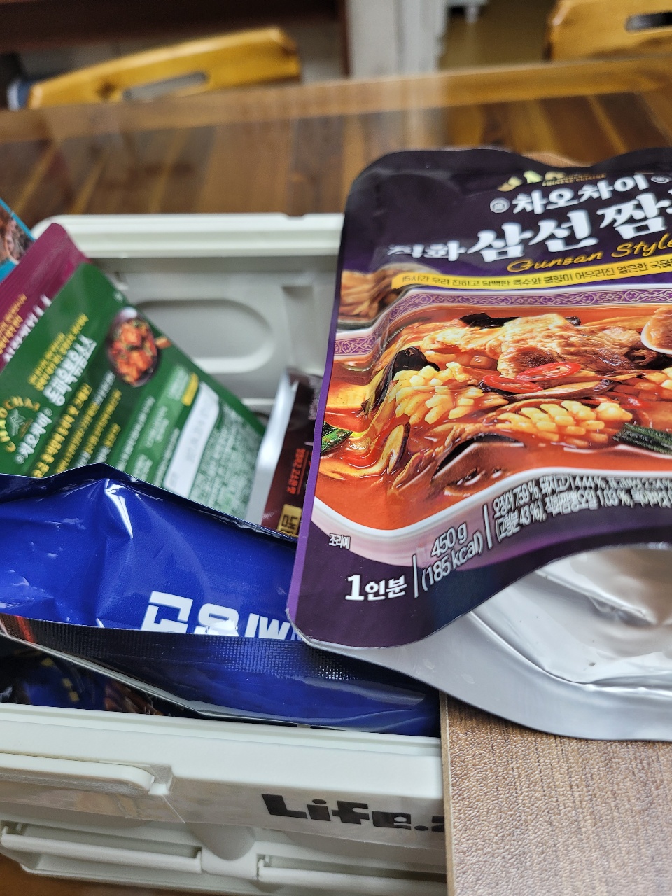냉장고 서랍에 보관된 라면과 식품 패키지