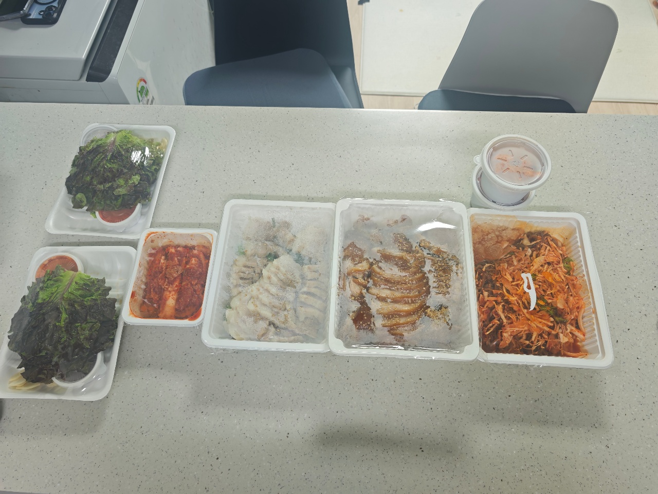 식탁에 차려진 한식 반찬과 육포, 나물, 고기