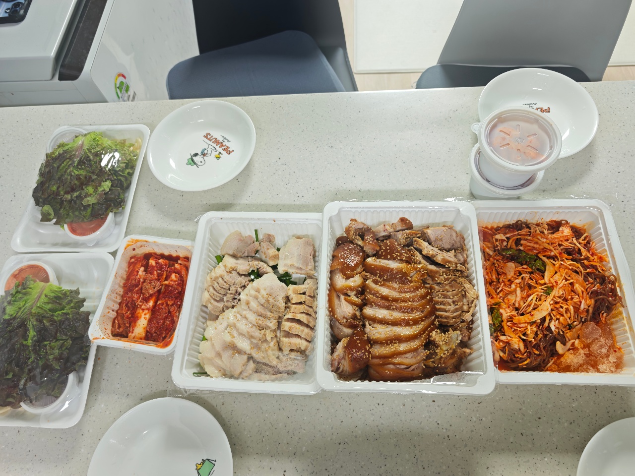 테이블에 차려진 고기 반찬과 채소, 쌈장