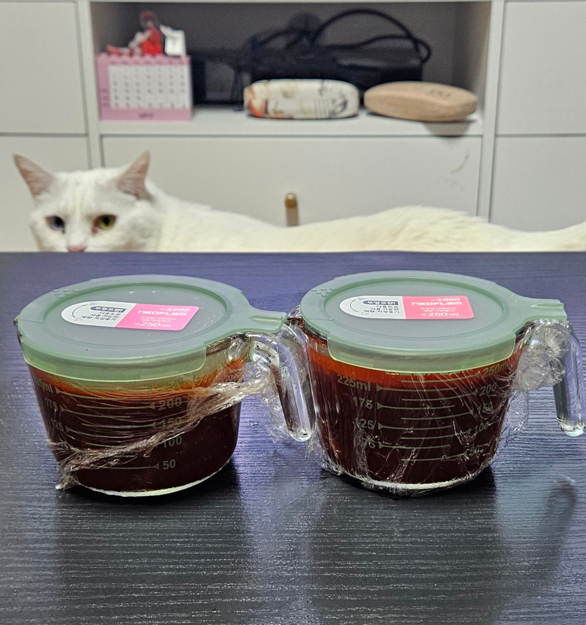 쪼매난데도 무게감이...