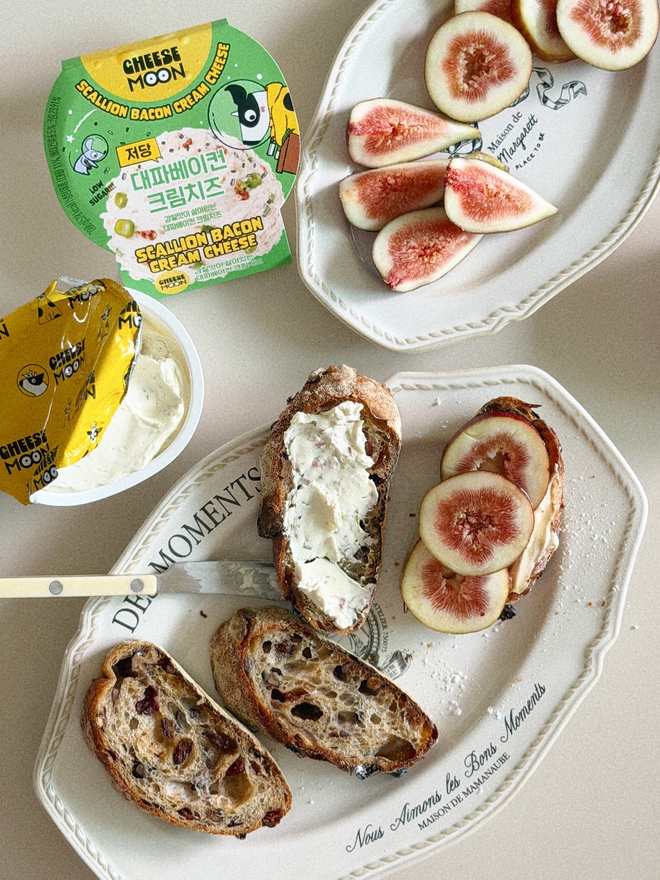 담백한 빵을 좋아하지만 크림치즈 잔뜩 올려도 좋아요