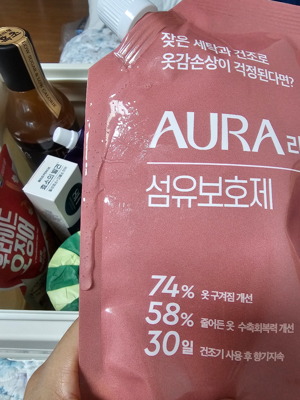욕실장 선반에 놓인 스킨케어 제품과 화장품 병