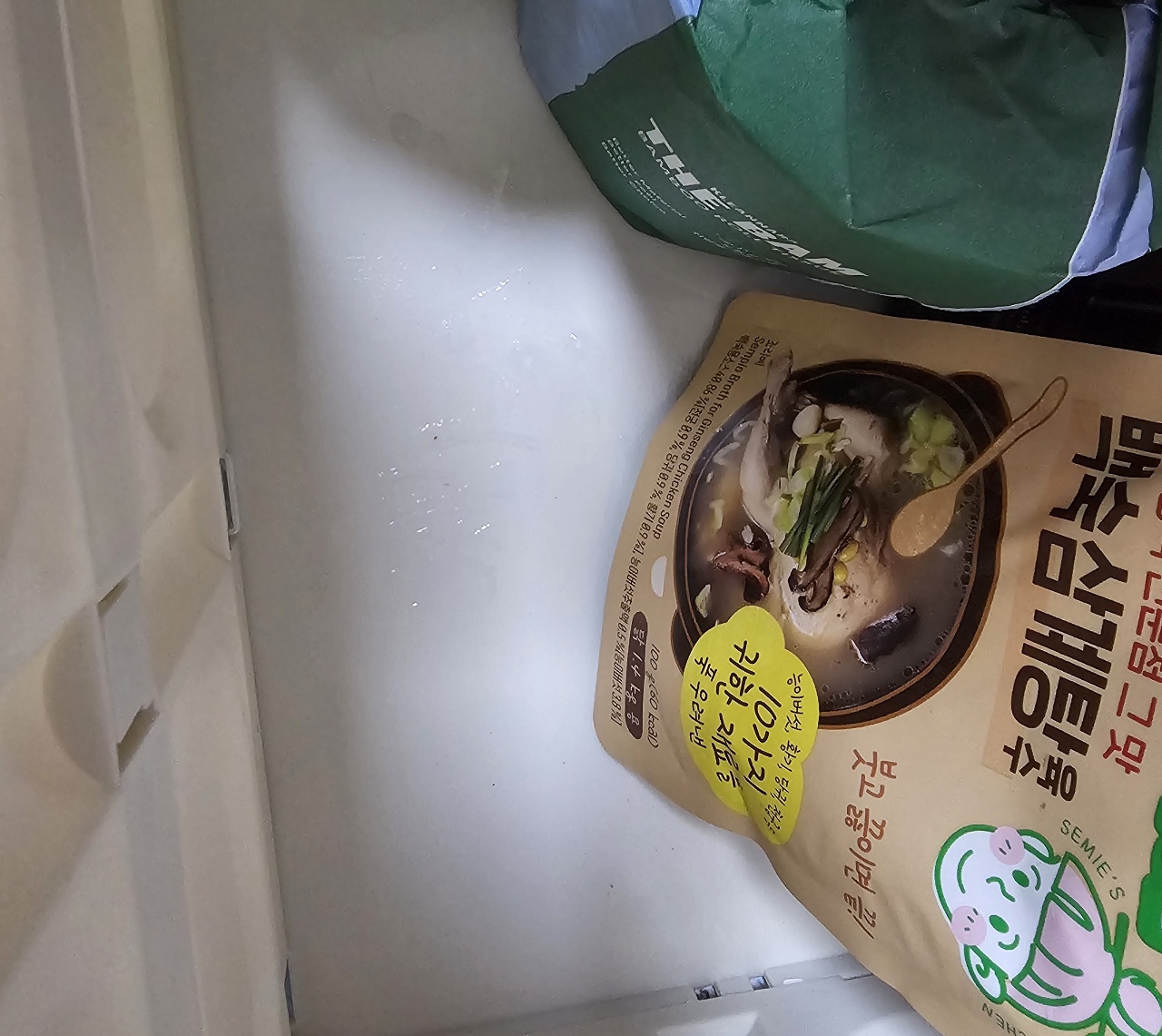 냉장고 안에 보관 중인 음식 패키지와 반찬