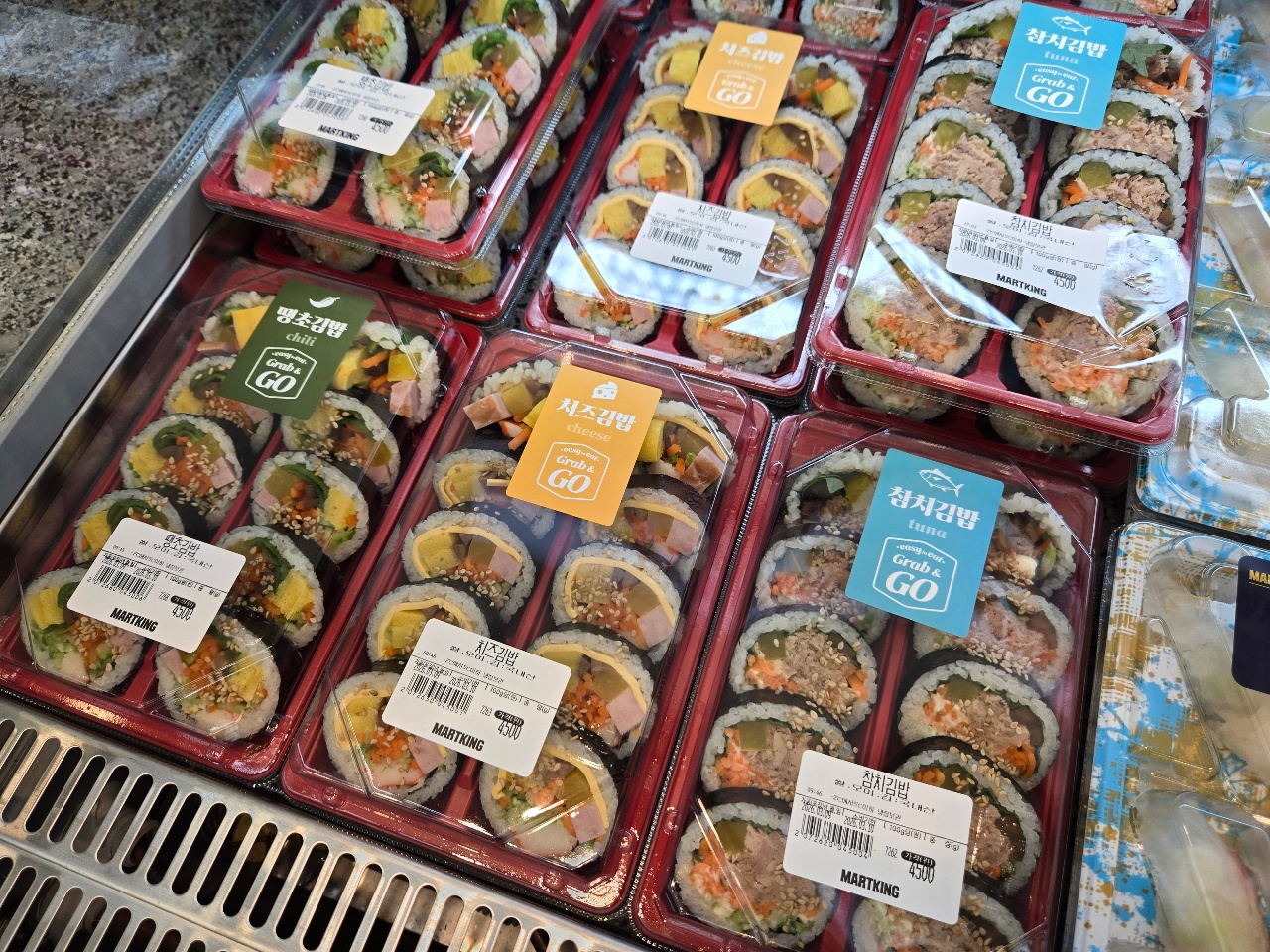 편의점 냉장고에 진열된 김밥과 초밥 도시락