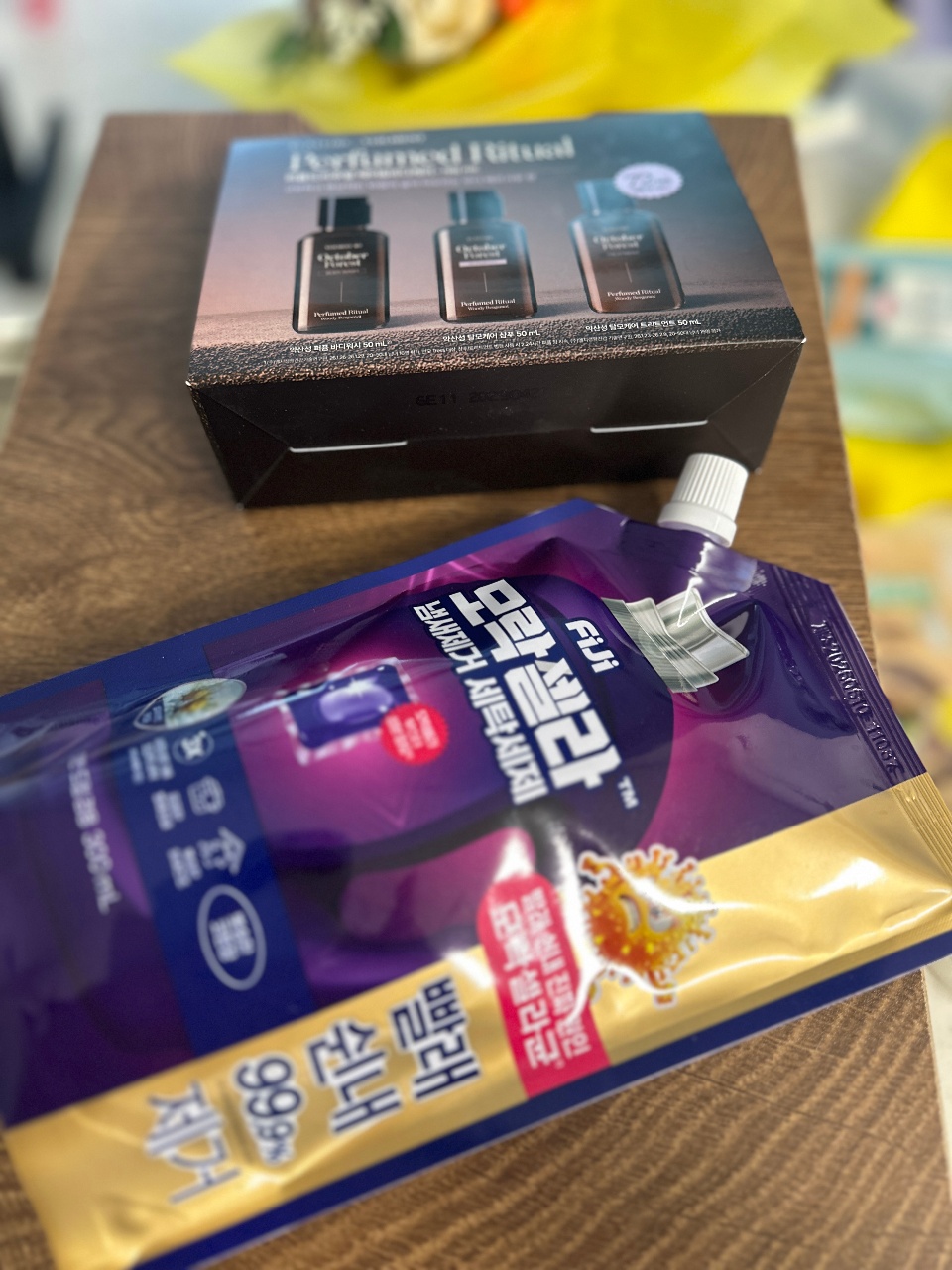 향수 세트 박스와 헤어팩 제품이 놓인 테이블