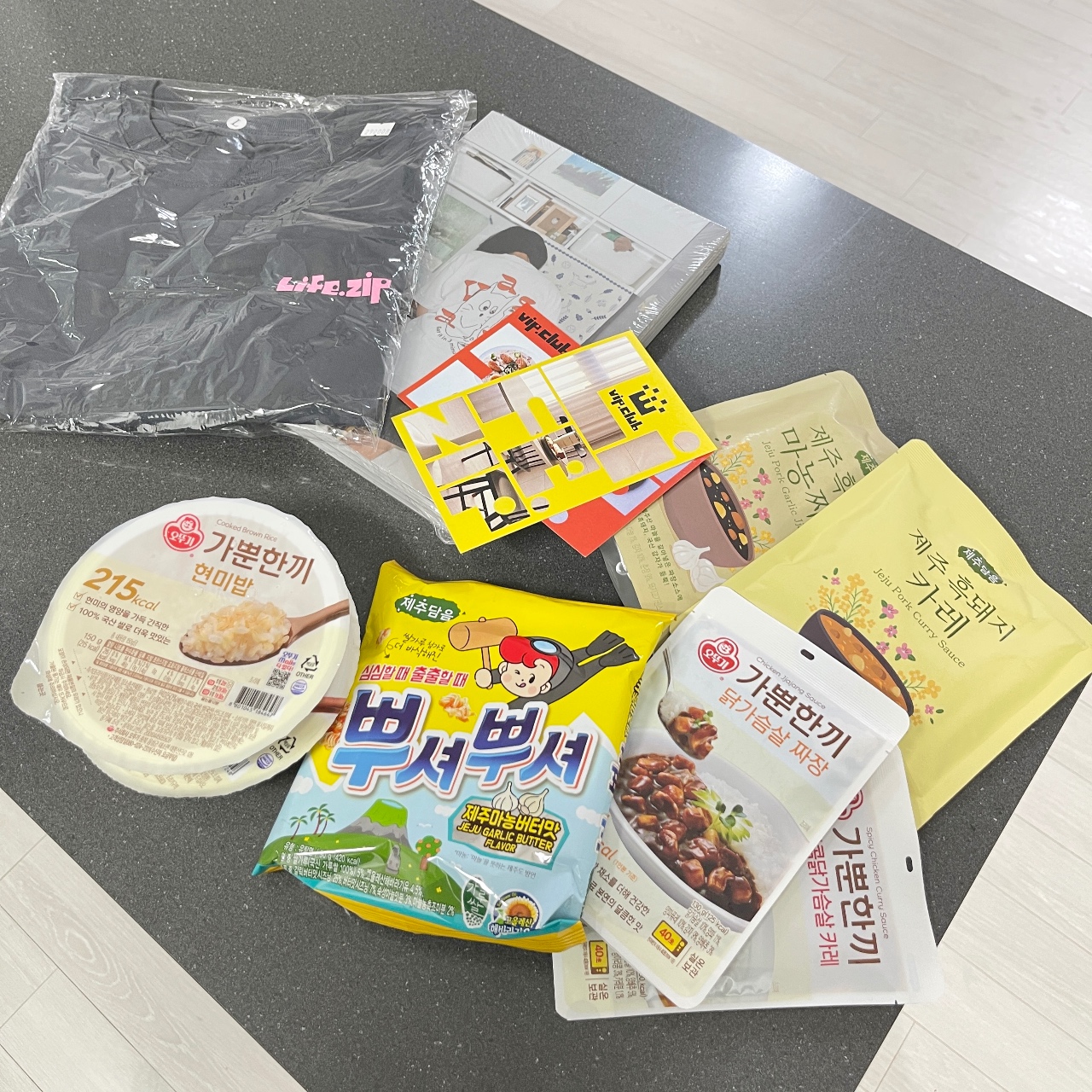 한국 식품과 잡지, 의류가 모여있는 쇼핑 물품