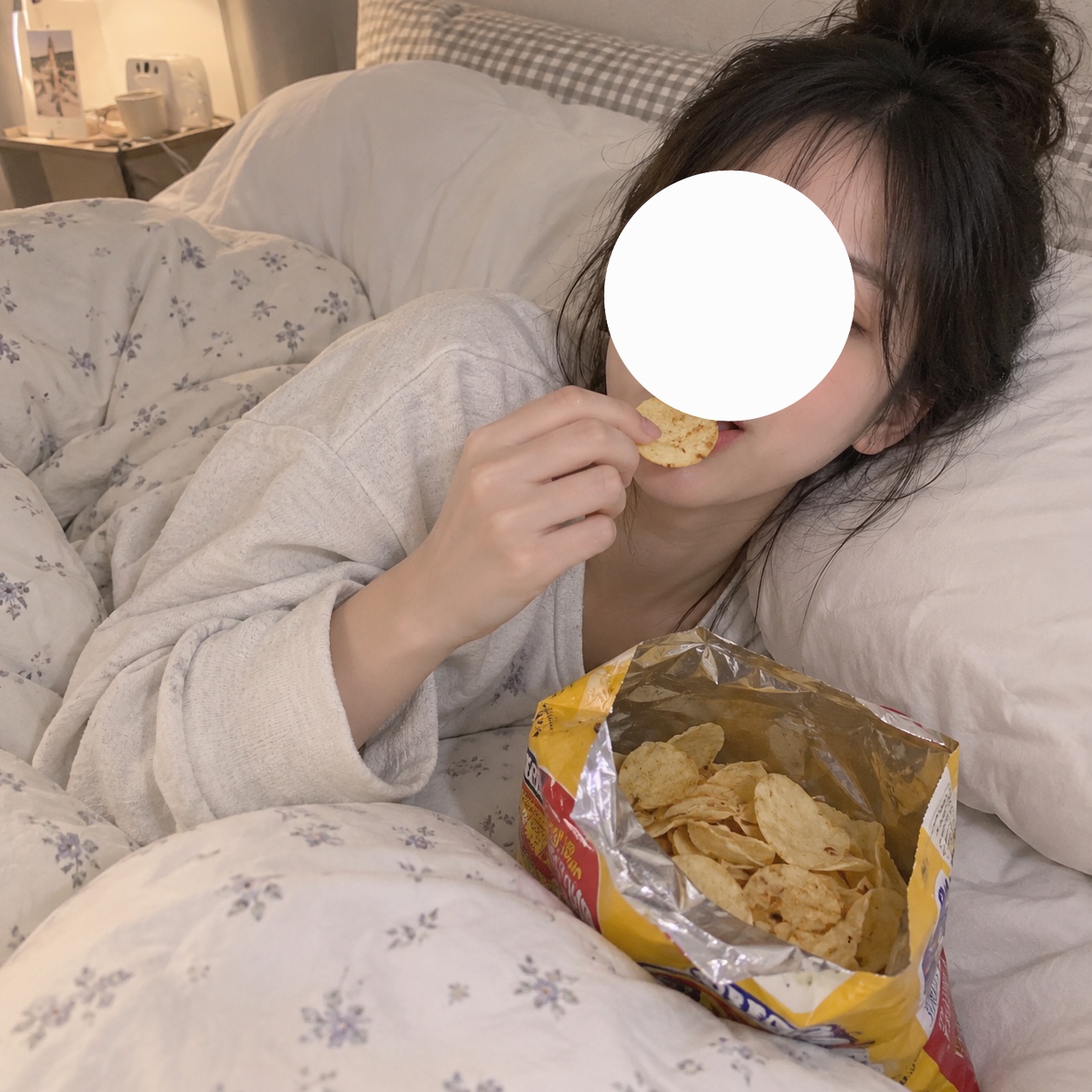 음 침대 위에서 과자가 최고