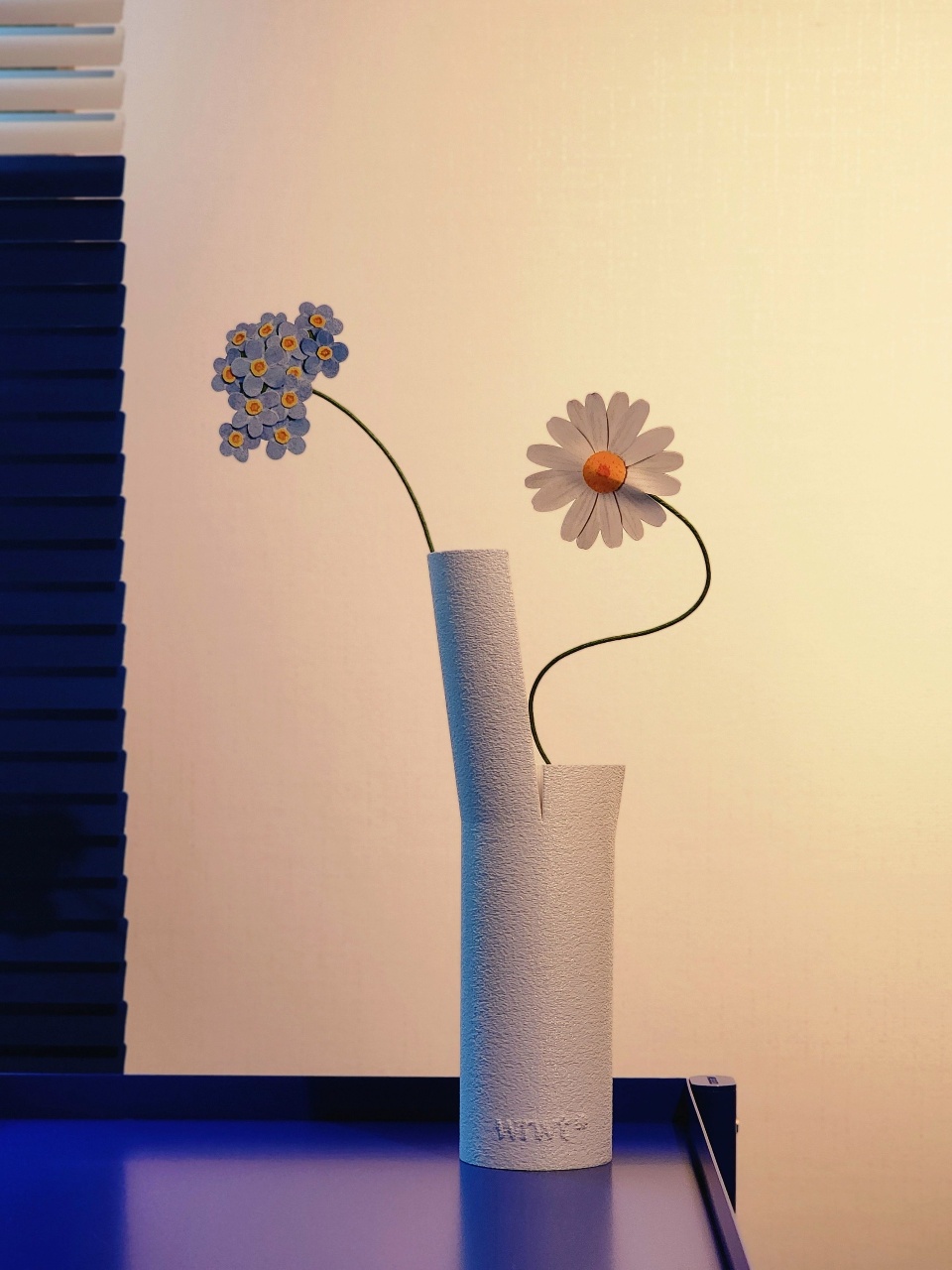 🌙 파란방 따뜻한 조명 아래, 🌼 조용한 밤의 꽃 