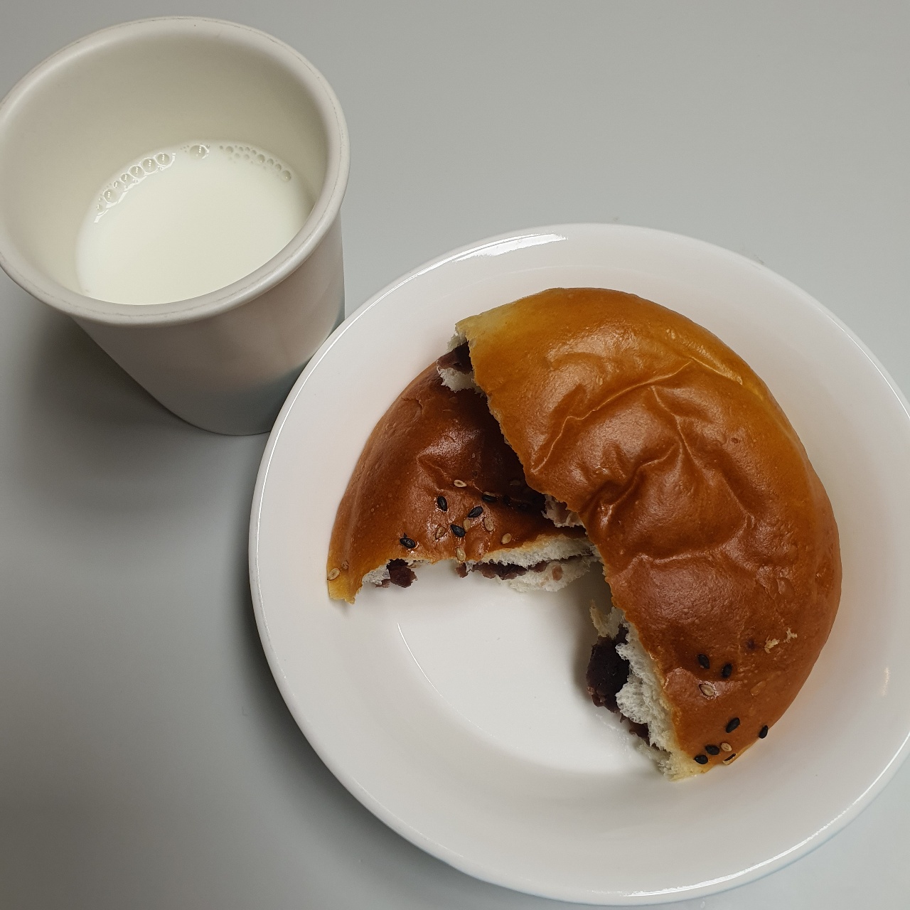 단팥빵과 흰우유