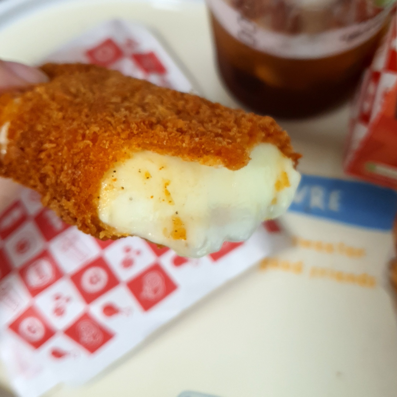 뭔가 특이한 햄버거..그리고 칠리스😍