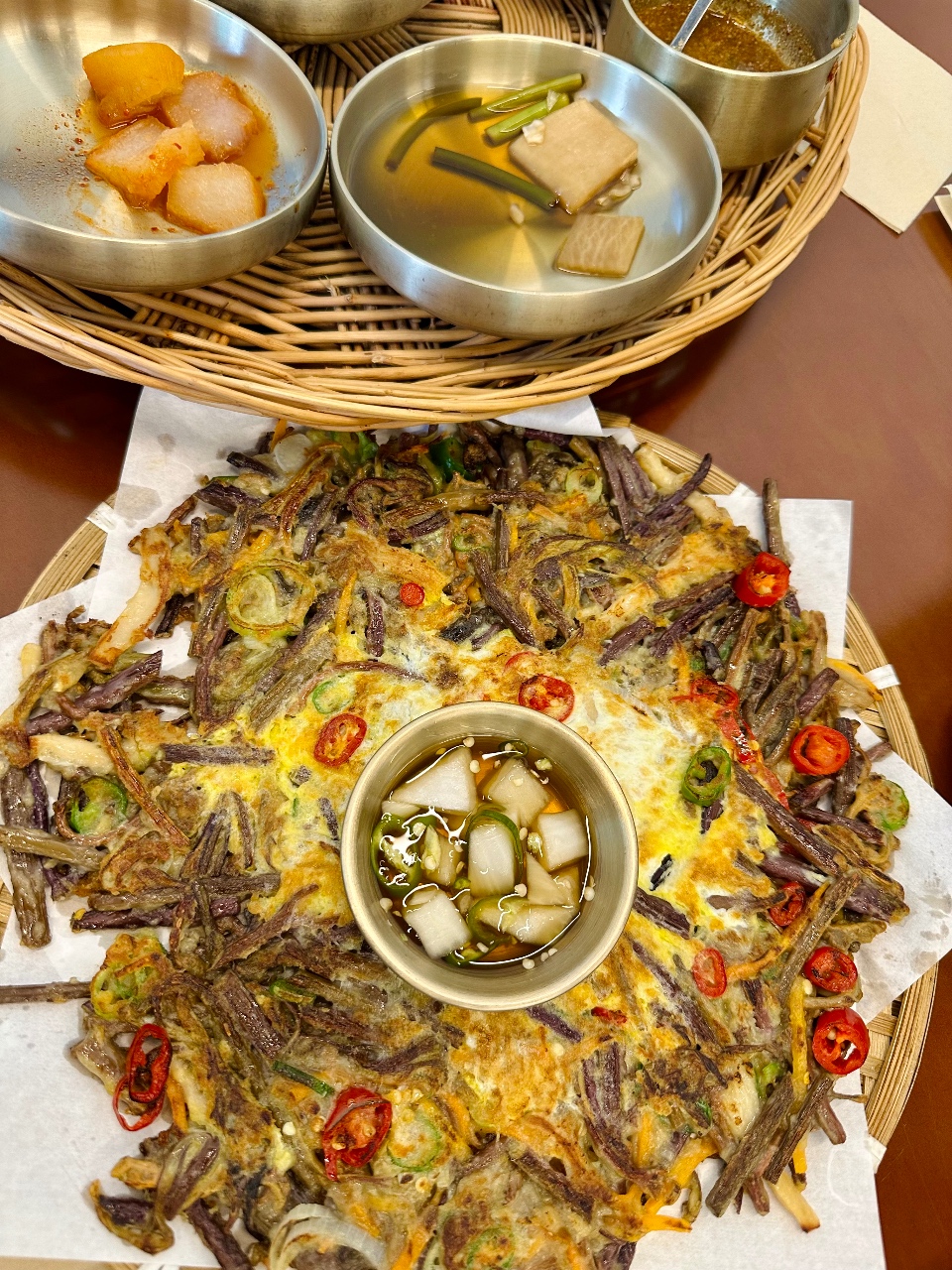 식탁에 차려진 계란말이, 튀김, 국, 반찬