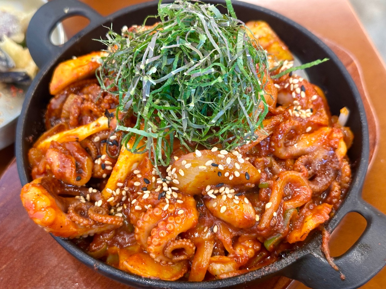 철냄비에 담긴 낙지 볶음 요리