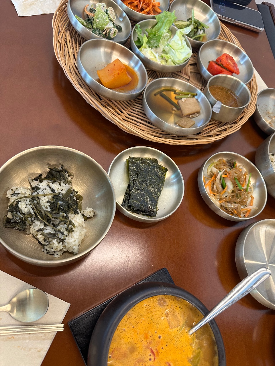 밥, 국, 채소와 반찬이 담긴 식사 상차림