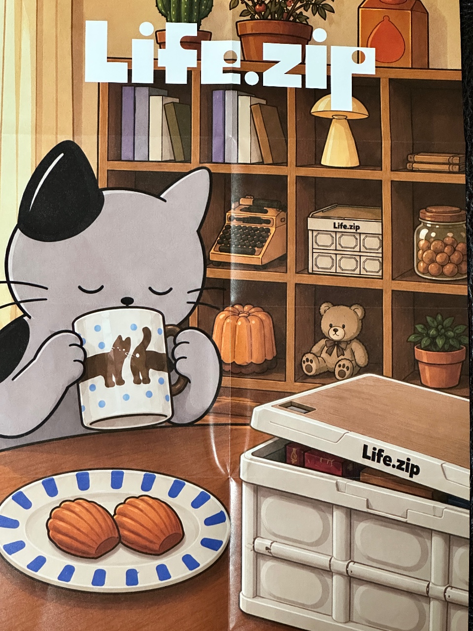 고양이 인형이 음료를 마시고 있는 책상 위의 간식과 책장, 화분이 있는 실내 장면
