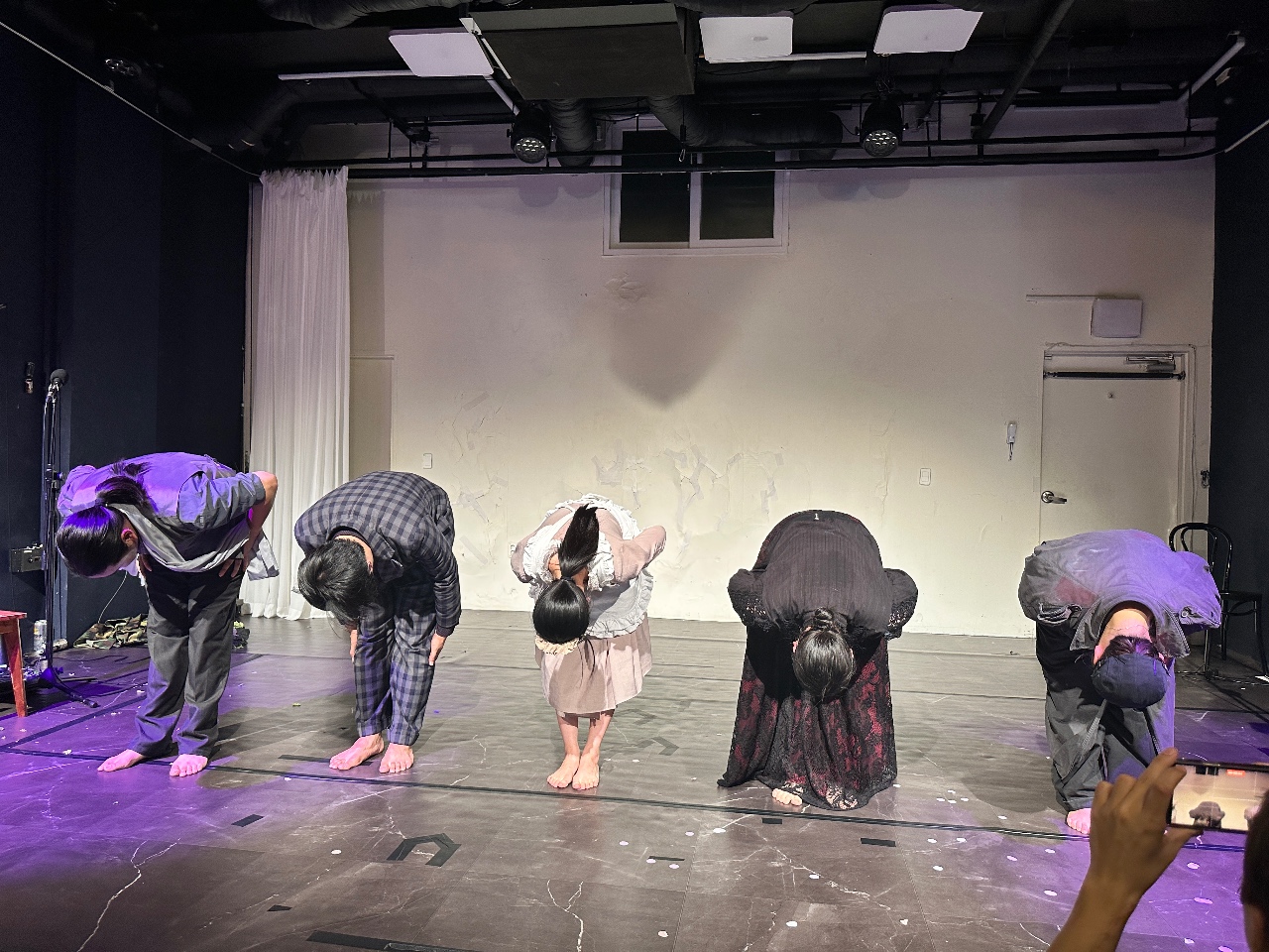 연극 관람, 와인바 