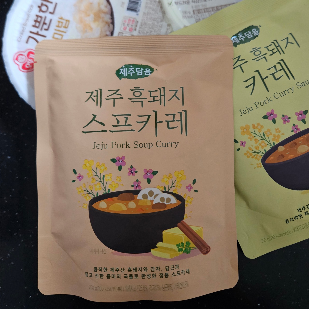 제주 흑돼지 스프카레 패키지와 카레 소스 제품