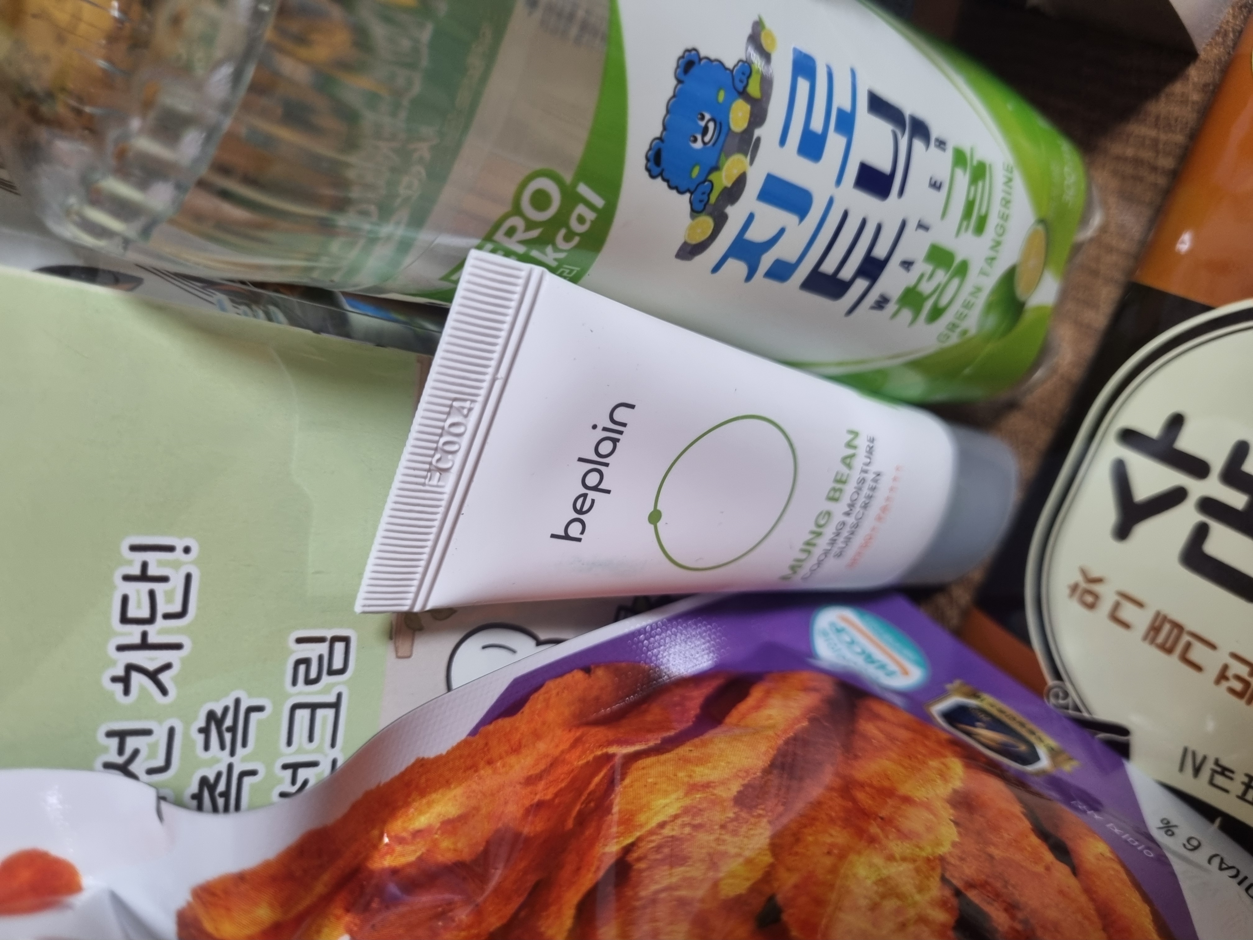 세제, 스킨케어 제품, 과자 등 생활용품이 함께 놓인 모습