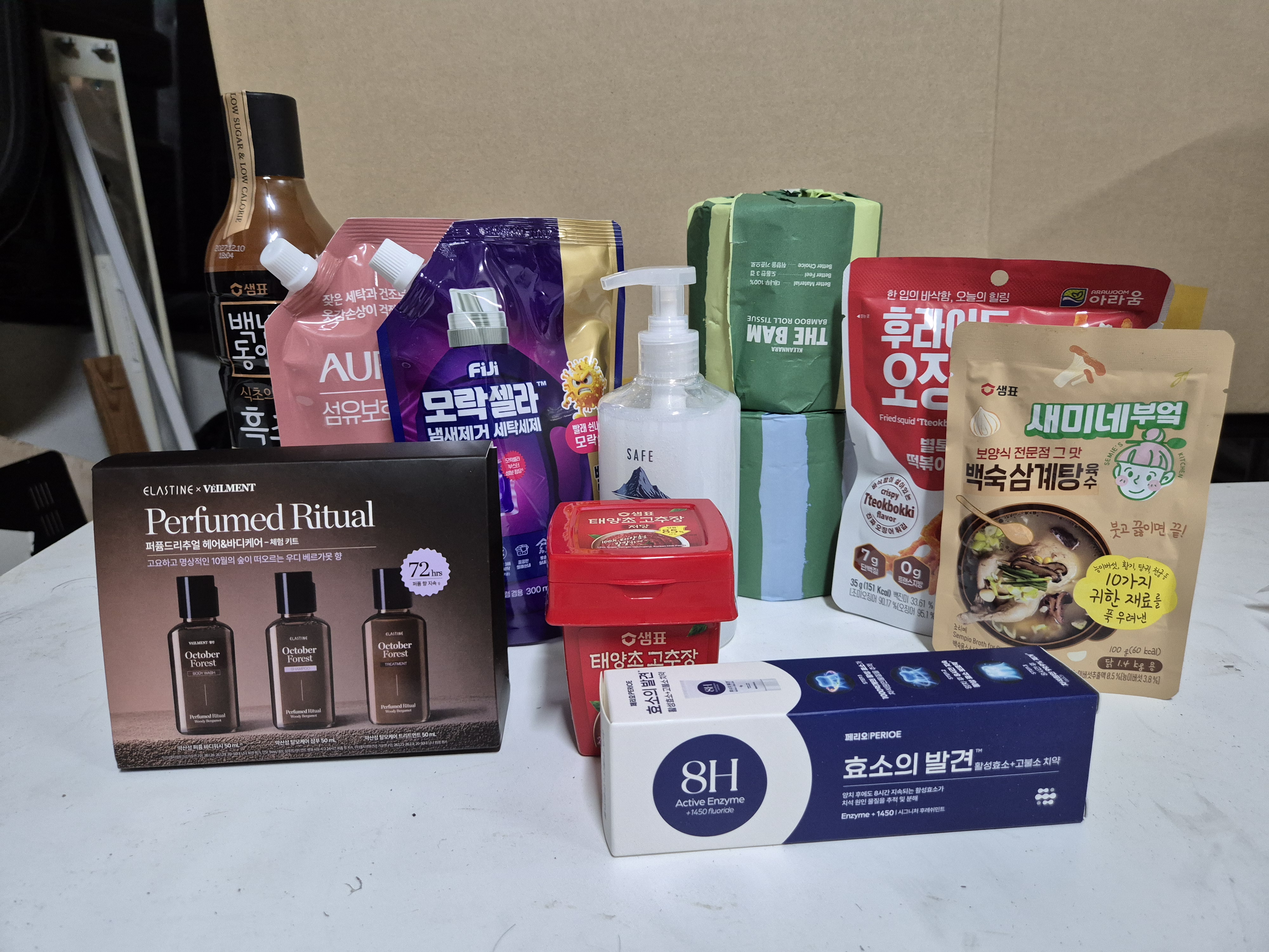 테이블에 전시된 한국 화장품, 세제, 식품 등 생활용품
