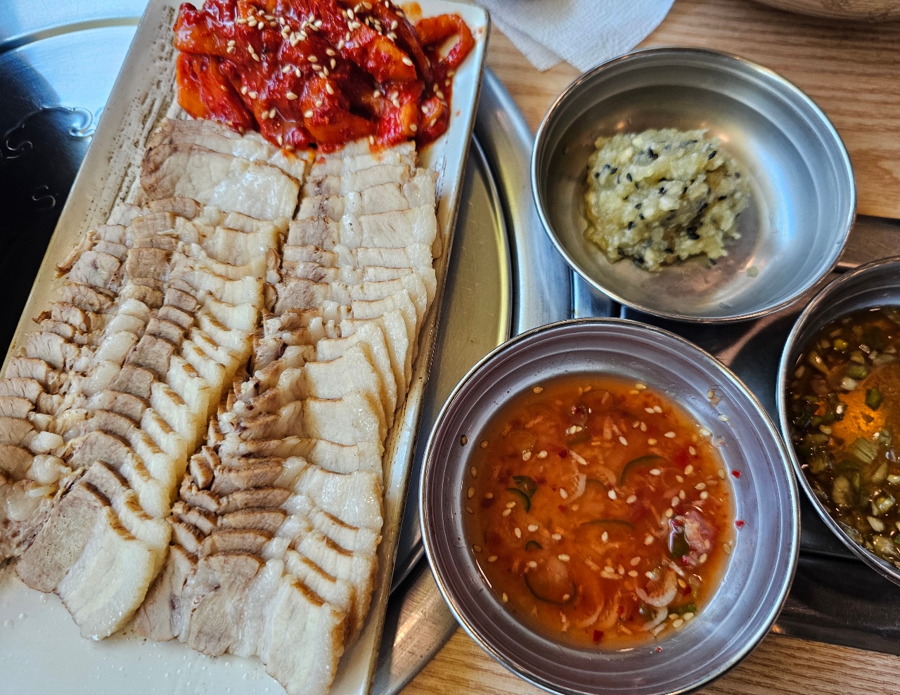 식탁에 차려진 슬라이스 고기와 반찬