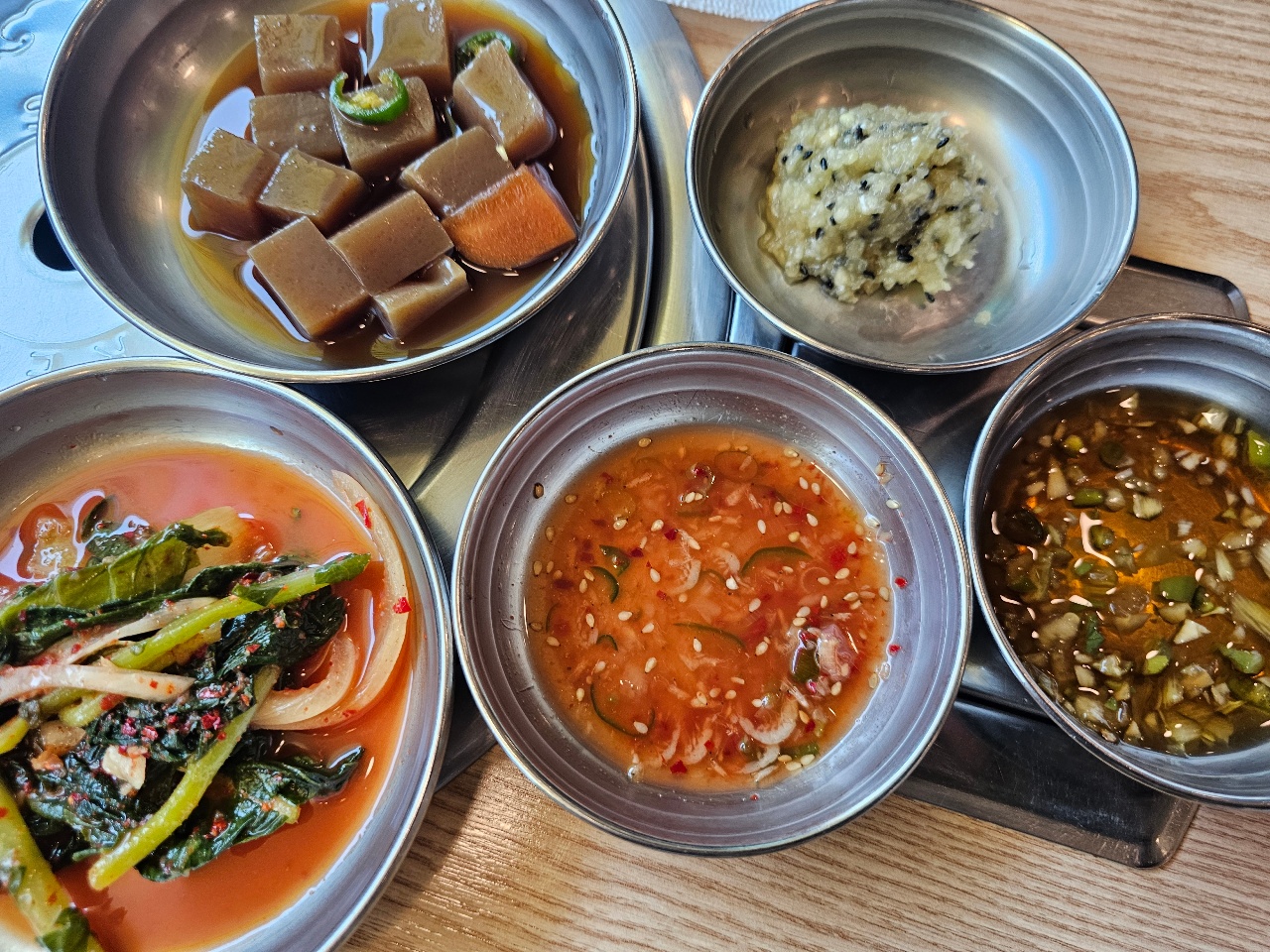 식탁에 차려진 두부, 나물, 고추장 등 반찬들