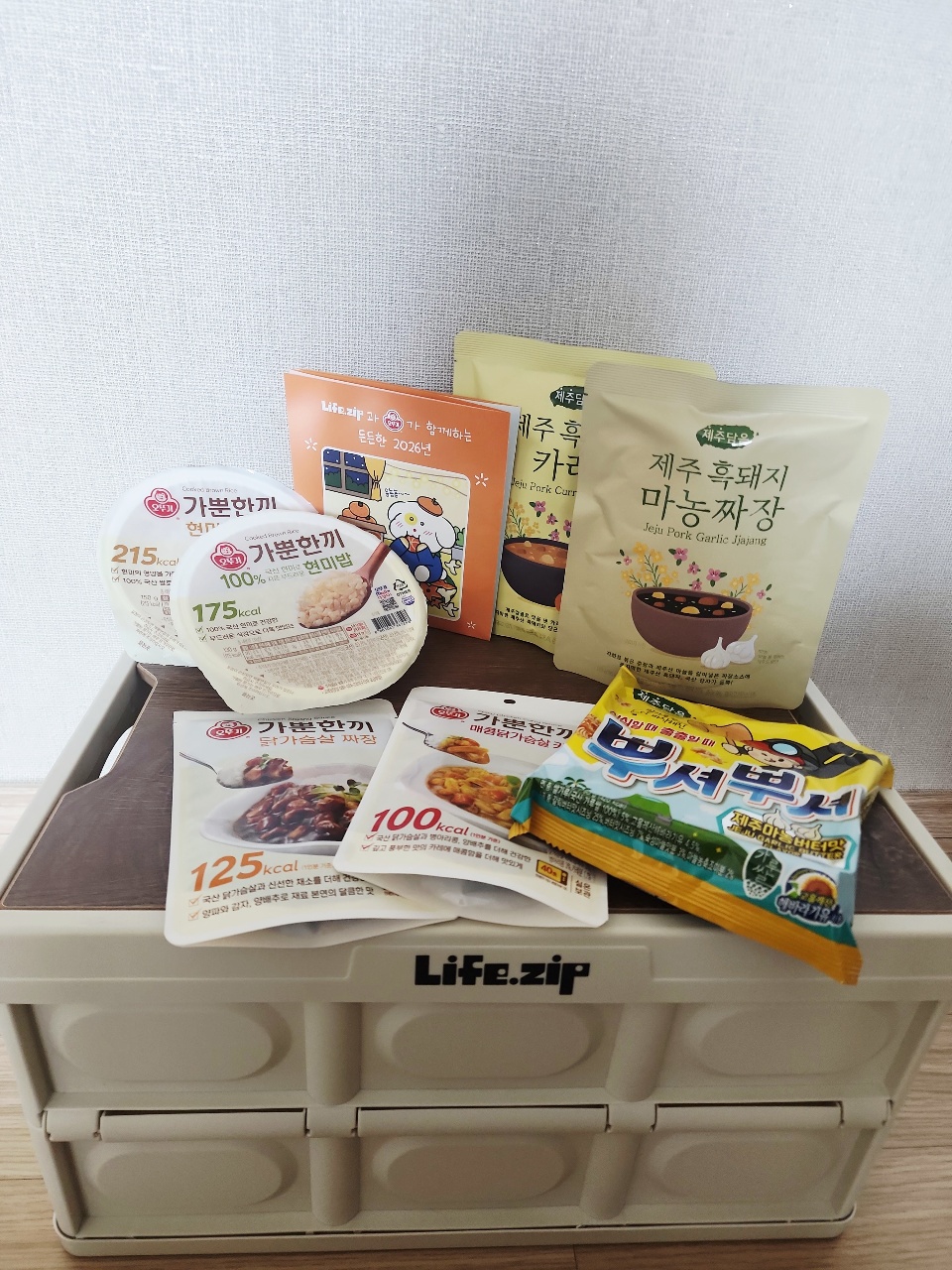 수납함에 정렬된 한식 간편식품과 면류, 반찬 패키지