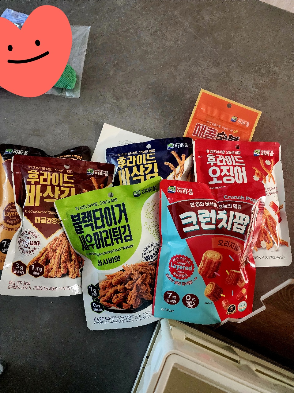 식탁에 놓인 한국 과자와 스낵 봉지들