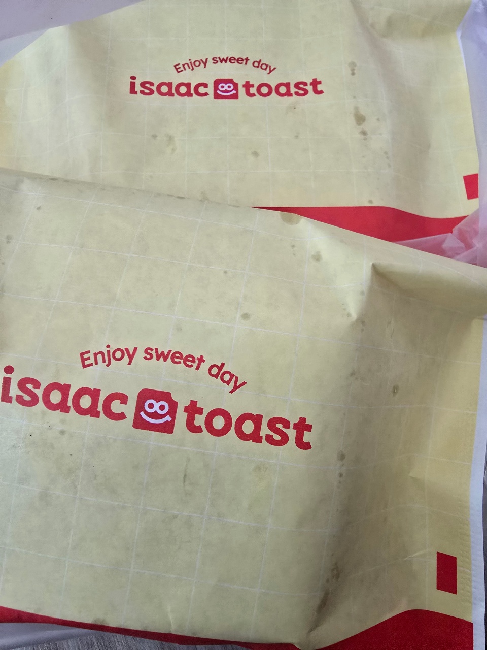 아이작 토스트 브랜드 로고가 인쇄된 종이 포장재