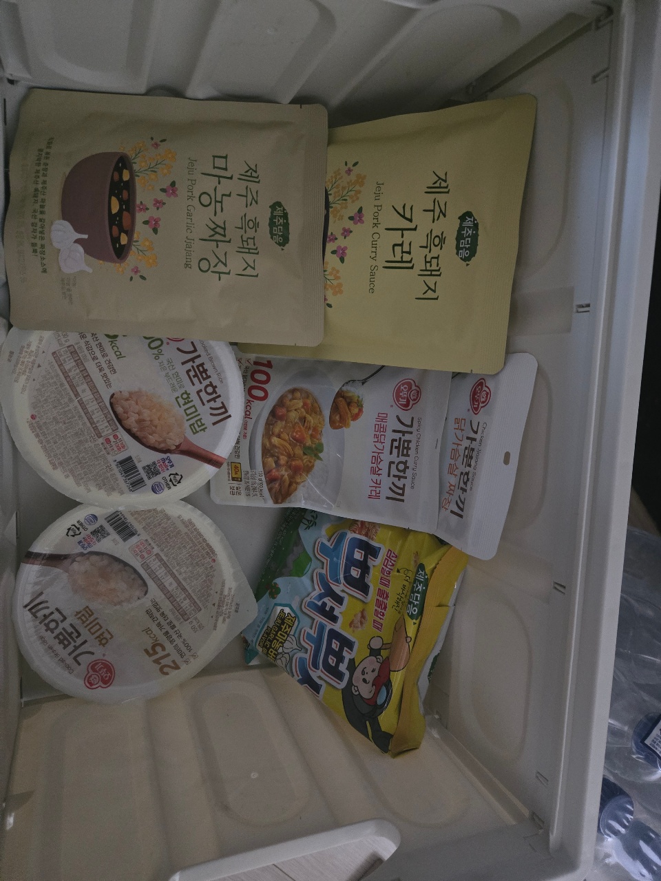 냉장고 내부에 보관된 한식 반찬 패키지와 밥