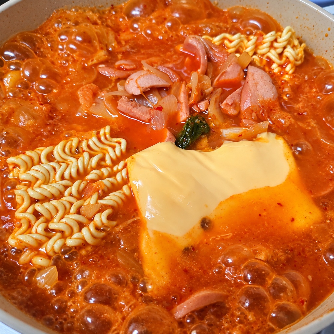 부대찌개와 달걀말이면 끝!