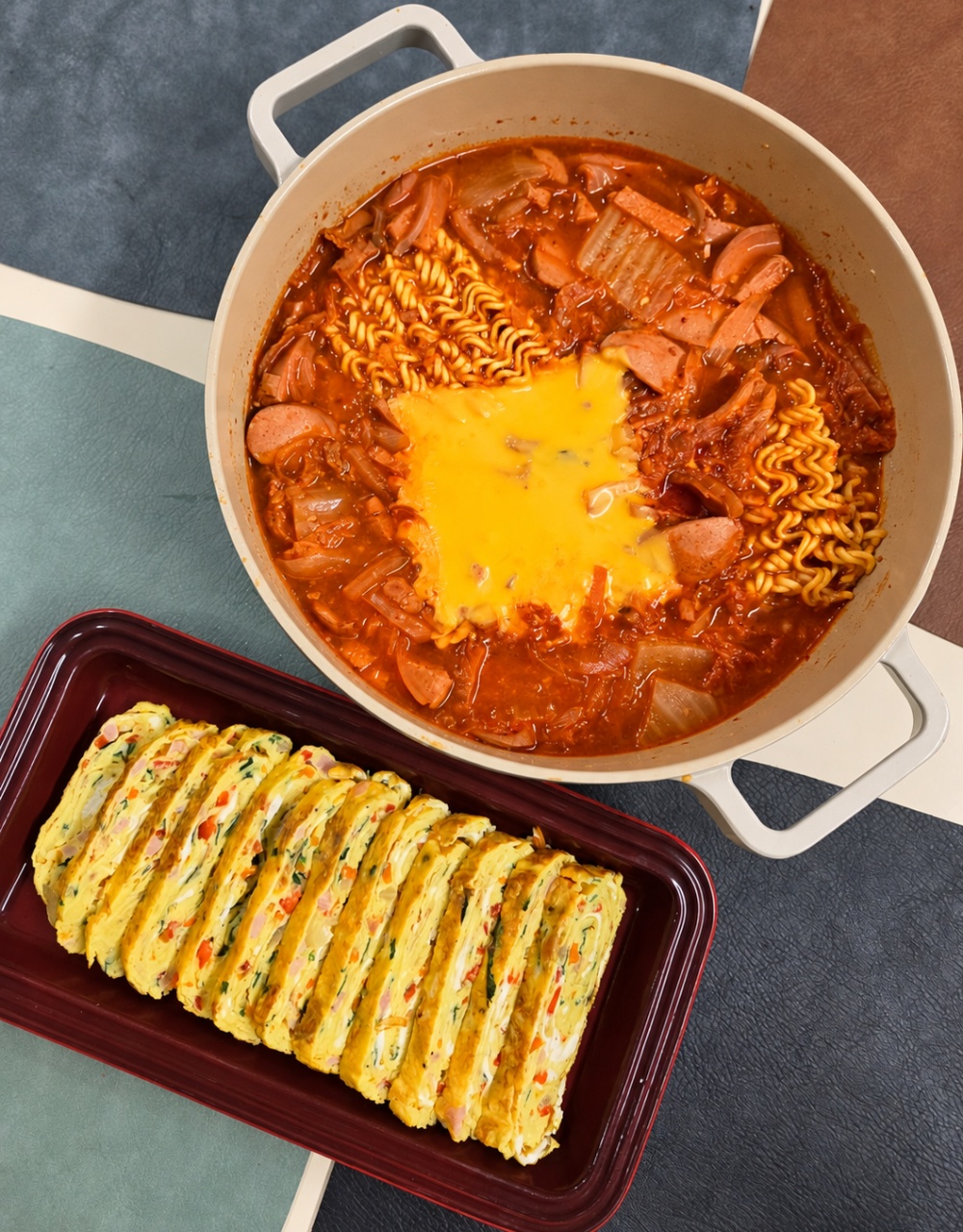 부대찌개와 달걀말이면 끝!