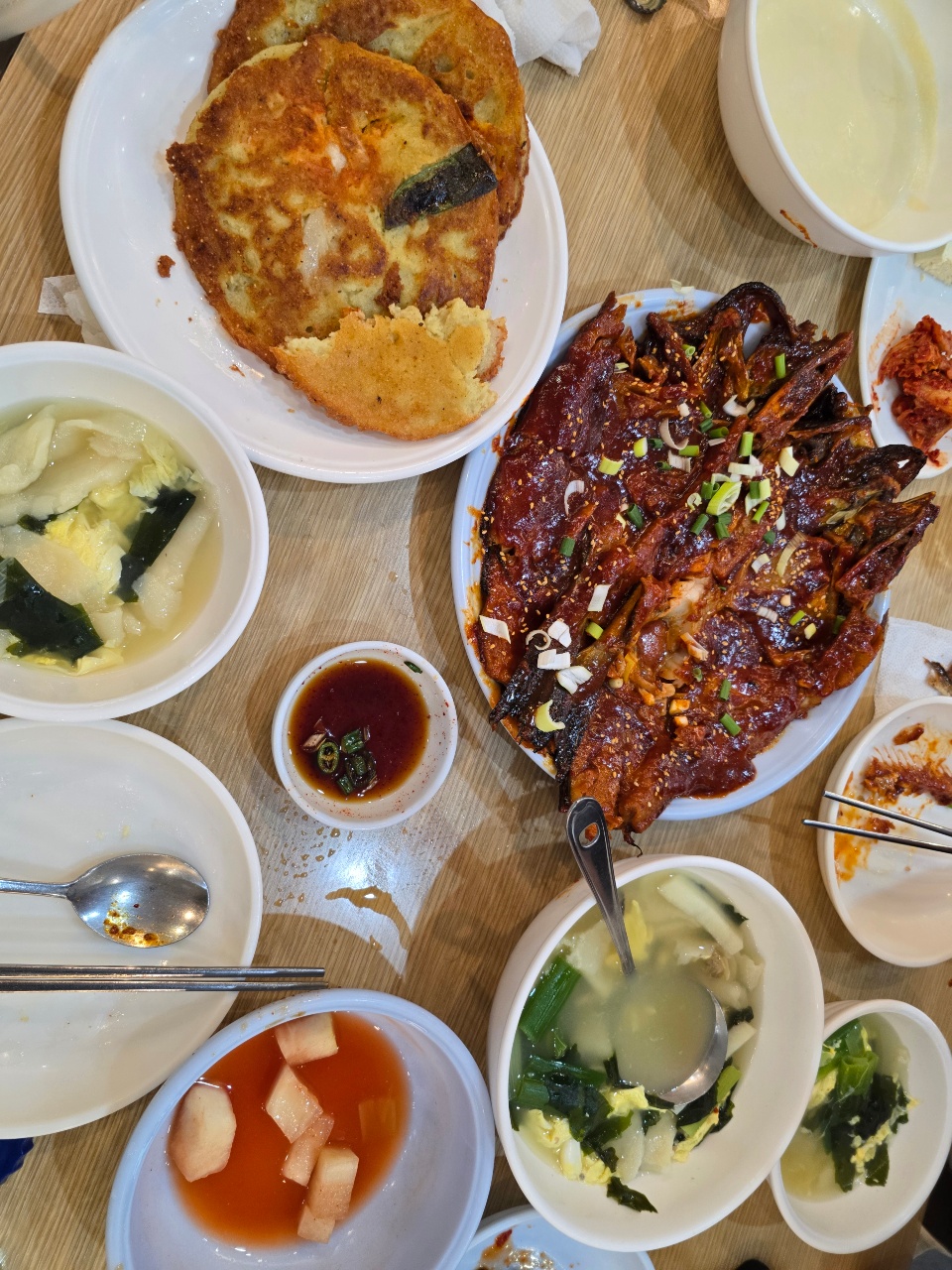 식탁에 차려진 전, 해산물, 국, 반찬