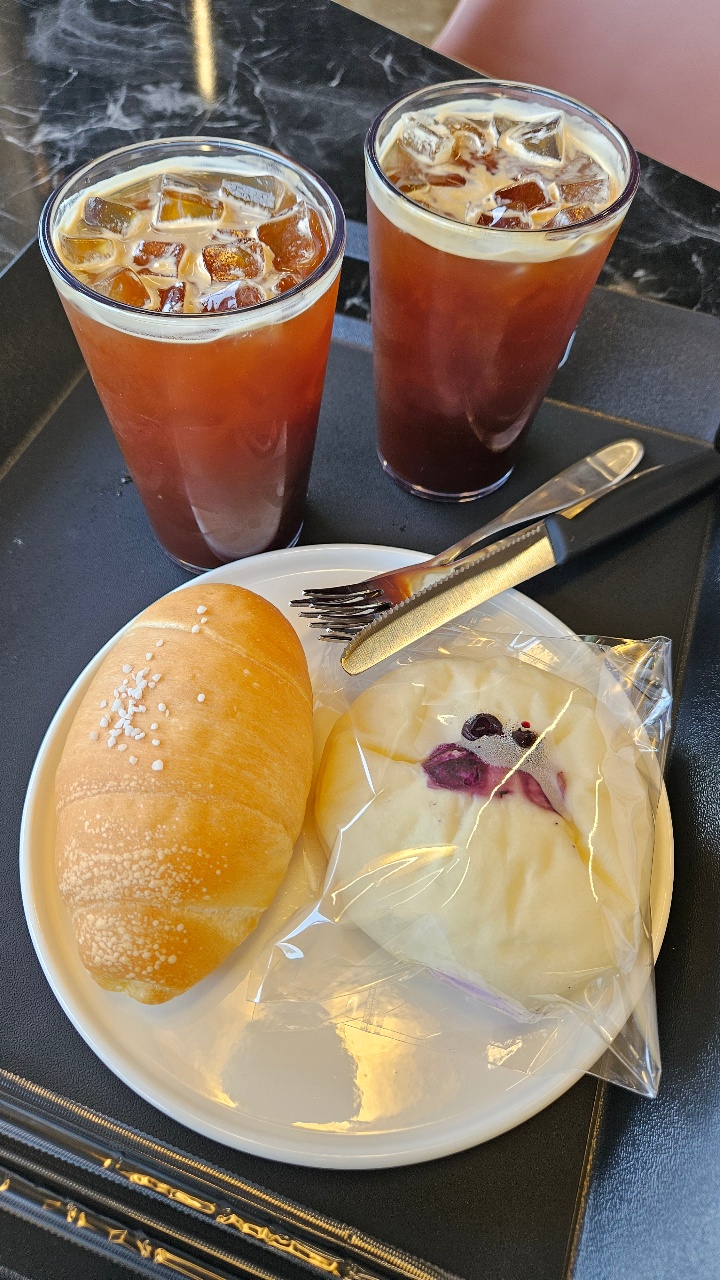 식탁에 차려진 빵과 케이크, 아이스 음료