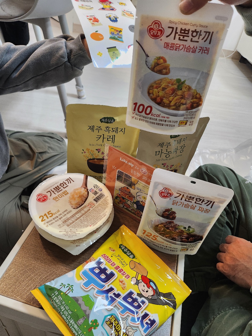 한국 음식 소스와 간식 패키지들