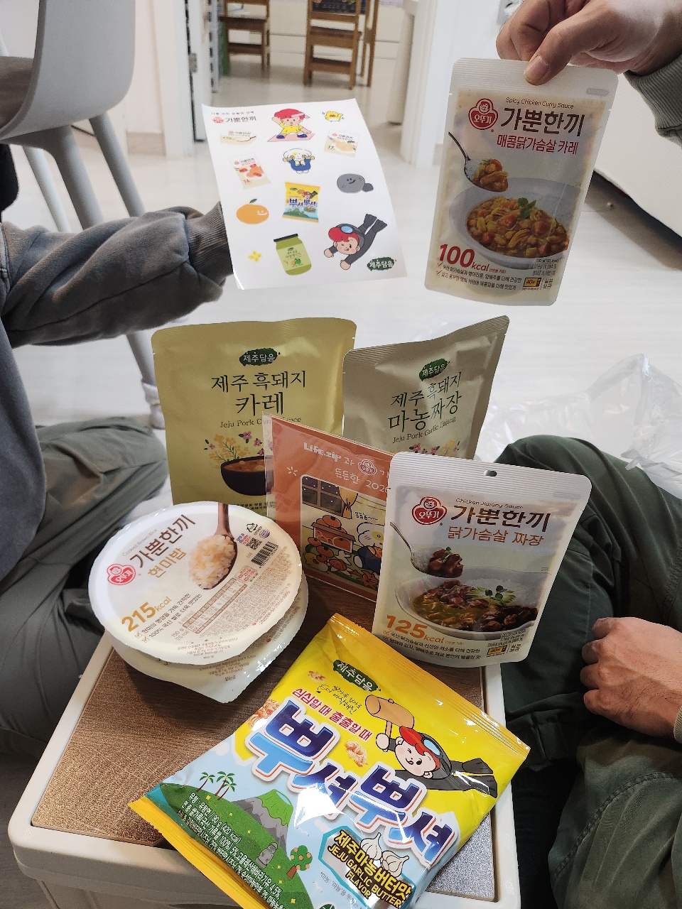 한국 편의점 간식과 반찬 상품들을 펼쳐놓은 모습