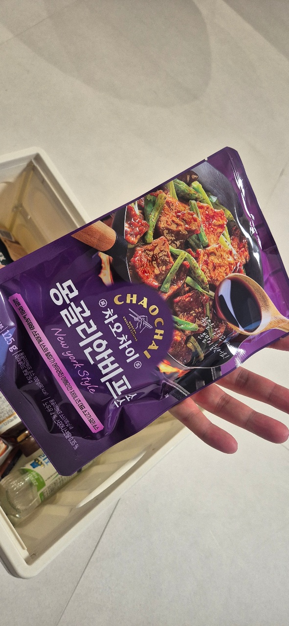 손에 들린 매운맛 소스 패키지